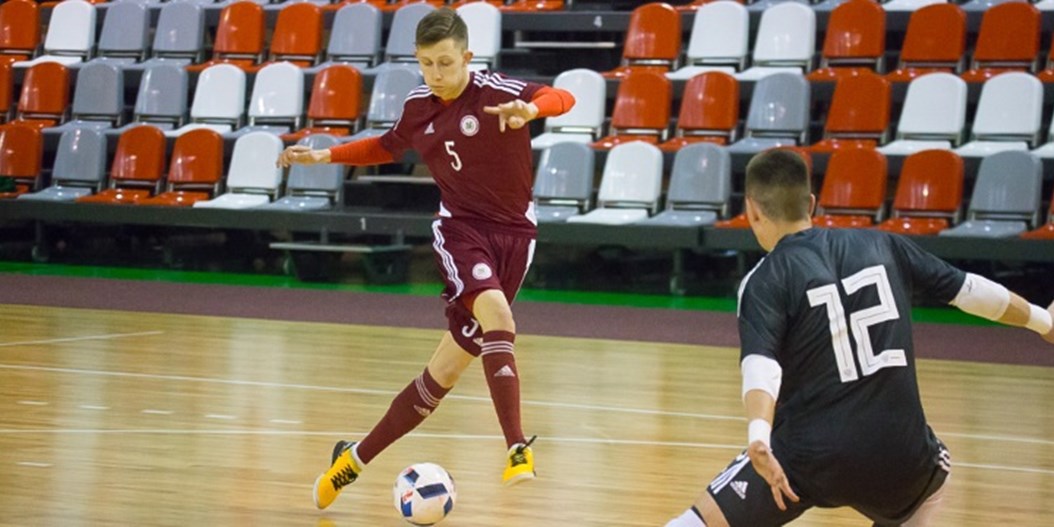 U-19 telpu futbola izlase Valmierā atzīst Krievijas pārākumu