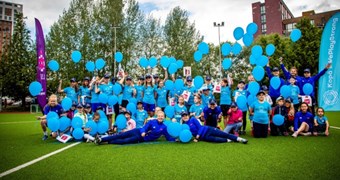 Meitenes iepazīst futbolu no citas puses #WePlayStrong festivālā Rīgā