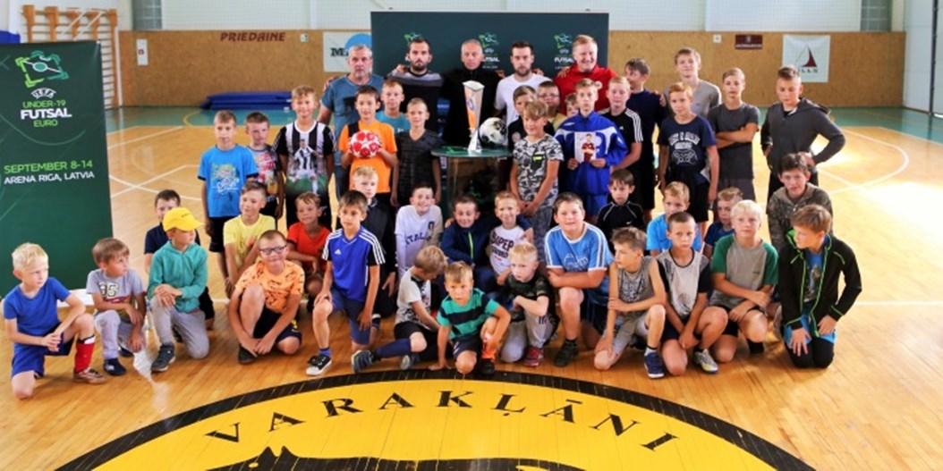 Jānis Pastars atrāda #U19Futsal trofeju Varakļānos