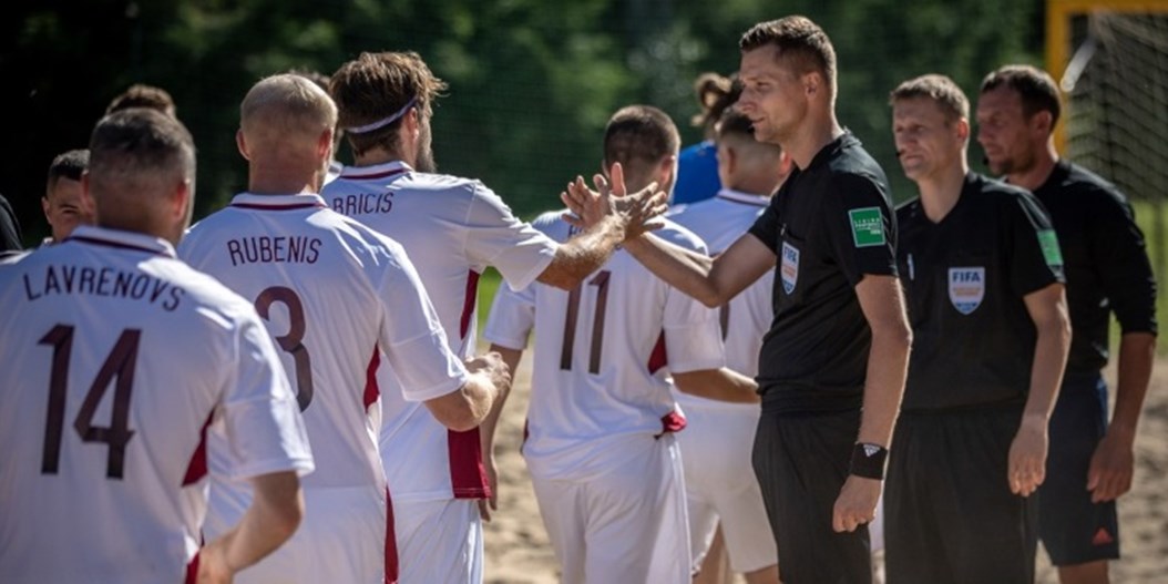 Pludmales futbola izlase pirms PK kvalifikācijas piekāpjas Igaunijai