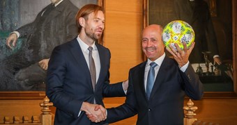 LFF prezidents K. Gorkšs ar UEFA pārstāvjiem viesojas Rīgas domē