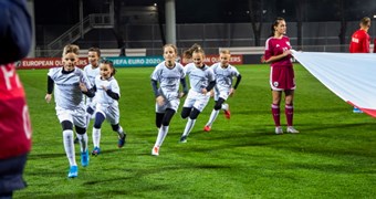 Izlozēti Latvija - Austrija spēles futbolistu pavadoņi