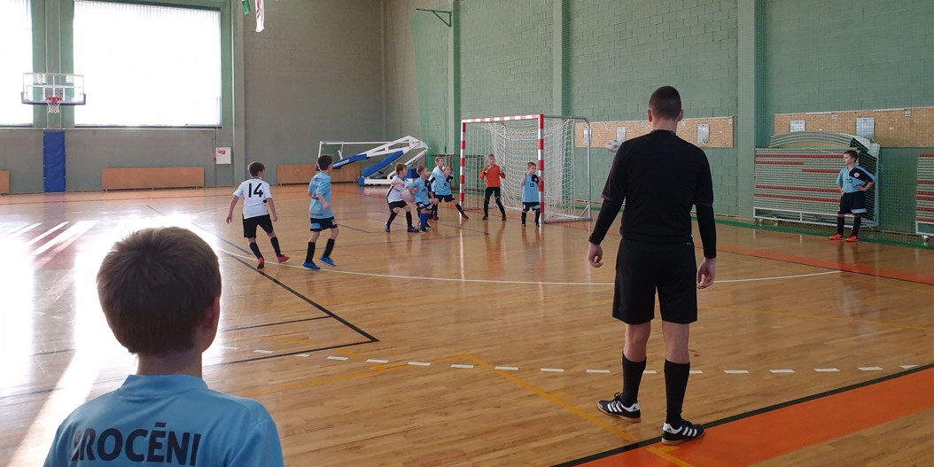 Kurzemes sporta hallēs jaunieši atsāk spēlēt futbolu