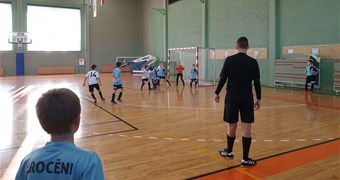 Kurzemes sporta hallēs jaunieši atsāk spēlēt futbolu