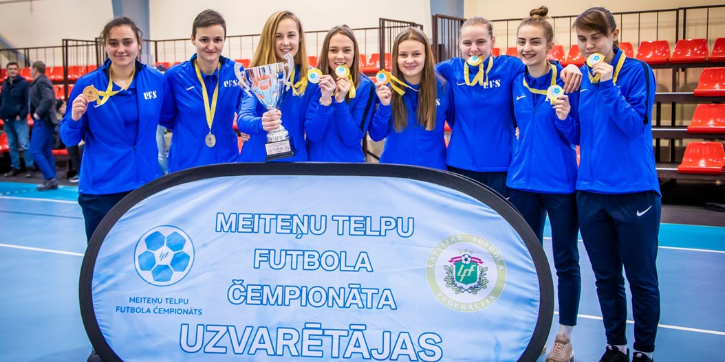 Rīgas Futbola skolas meitenes nosargā titulu telpu futbola čempionātā
