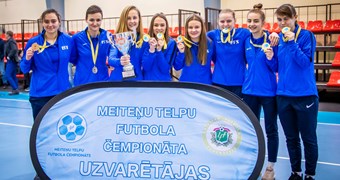 Rīgas Futbola skolas meitenes nosargā titulu telpu futbola čempionātā