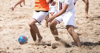 Startē pludmales futbola sacensības Latvijā