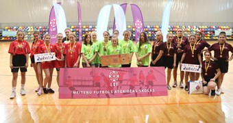 Daugavpilī noslēdzies projekta "Meiteņu futbols atgriežas skolās" turnīrs