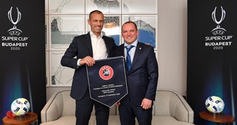 V. Ļašenko pārrunā ar UEFA prezidentu A. Čeferinu Latvijas futbola aktualitātes