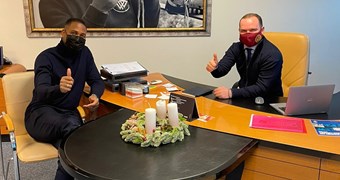 Vadims Ļašenko tiekas ar Nīderlandes futbola leģendu Patriku Kluivertu
