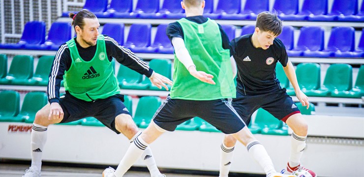 Foto: Latvijas telpu futbola izlase gatavojas spēlēm ar Šveici un Slovēniju