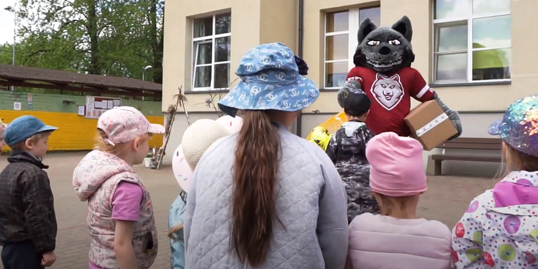 Rīgas pašvaldības bērnudārzi saņem futbola ekipējumu