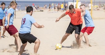 Aizvadīts sezonas pirmais pludmales futbola turnīrs