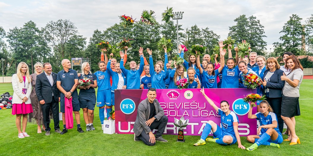 Foto: Rīgas Futbola skola saņem SFL čempionu kausu