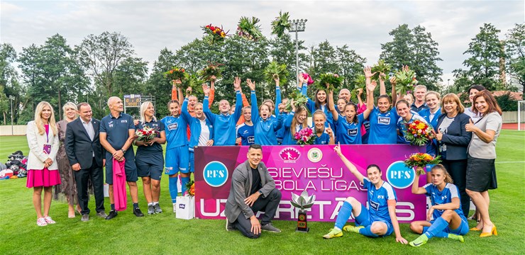 Foto: Rīgas Futbola skola saņem SFL čempionu kausu