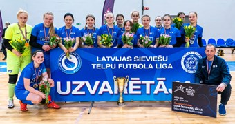 Rīgas Futbola skola iegūst pirmo Sieviešu telpu futbola līgas titulu