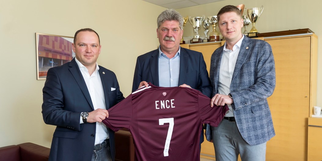 LFF pauž pateicību Mārupes novada mēram par ieguldījumu Latvijas futbola attīstībā