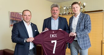 LFF pauž pateicību Mārupes novada mēram par ieguldījumu Latvijas futbola attīstībā