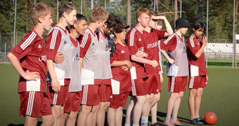 Futbola nometnē Staicelē pulcējas jaunieši ar intelektuālās attīstības traucējumiem