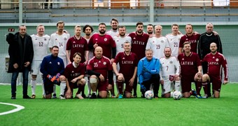 LFF un Saeimas deputāti turpina tradīciju futbola laukumā