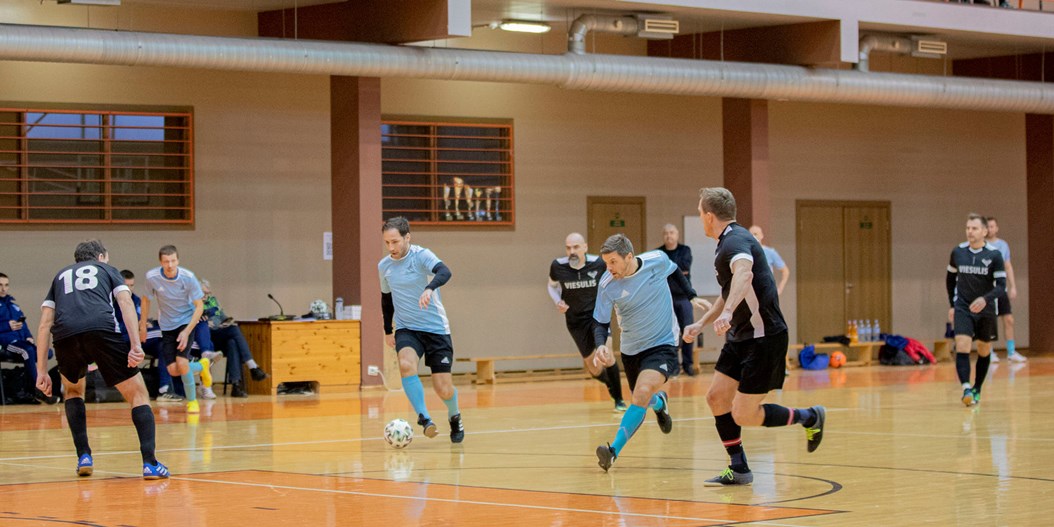 Latvijas Veterānu čempionātā telpu futbolā startējušas astoņas komandas