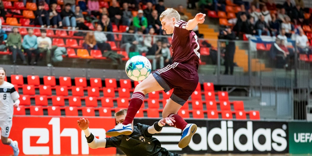 Jaunie telpu futbolisti Jelgavā izglābjas no zaudējuma
