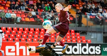 Jaunie telpu futbolisti Jelgavā izglābjas no zaudējuma