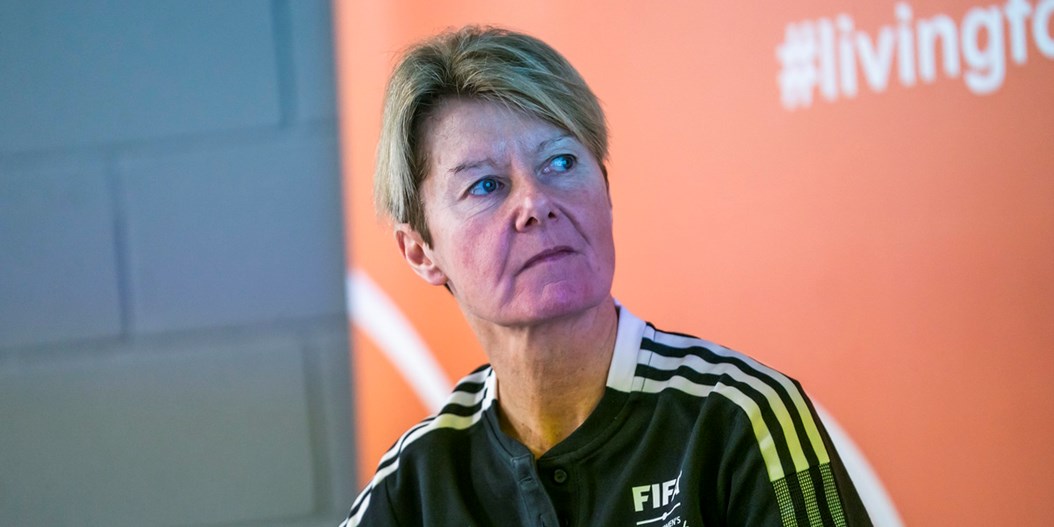 Sieviešu futbola treneriem seminārs vadošas FIFA speciālistes vadībā