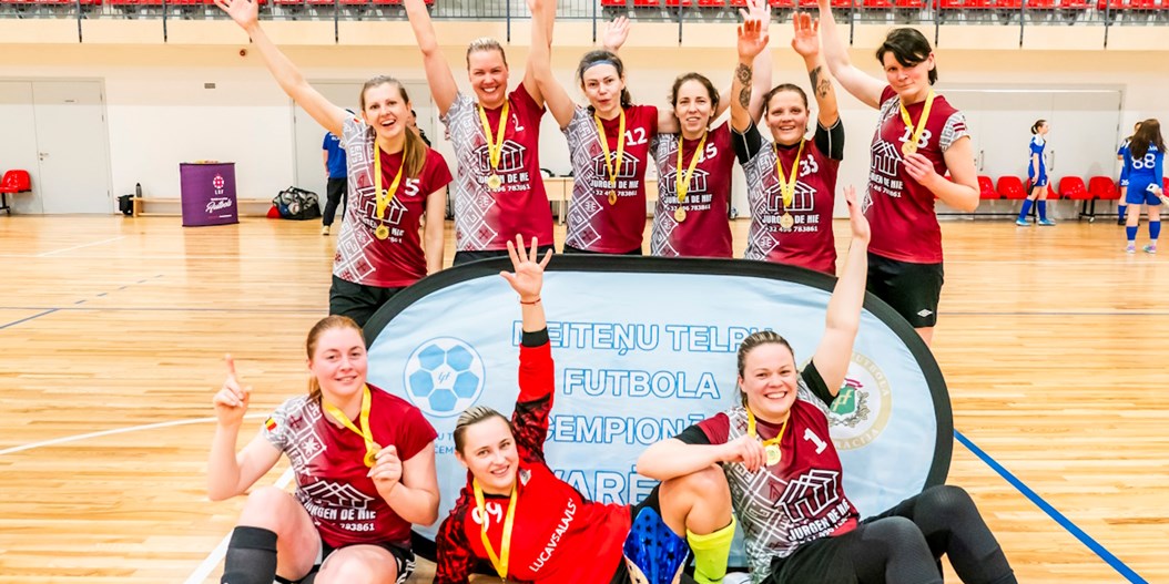 Meiteņu telpu futbola čempionāta vecākajā grupā uzvar "Lucavsala"/LSAB