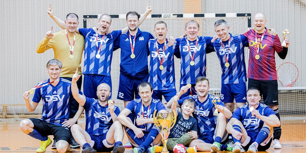 Aizraujošā finālturnīrā veterānu čempionātā triumfē "DSV Latvia"