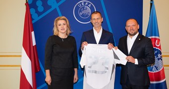 E. Siliņa un A. Čeferins klātienē pārrunā valsts un UEFA sadarbības iespējas