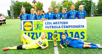 Rīgas Futbola skolas meitenes turpina uzvaru gājienu U-12 Elites grupā