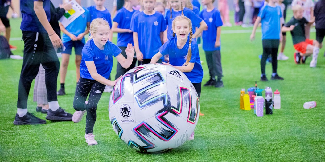 Kuplā lokā aizvadīti "Grassroots Leader" kursi un Rīgas skolu futbola festivāls