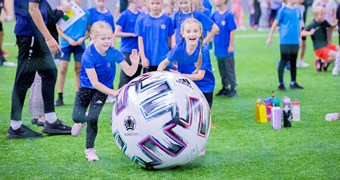 Kuplā lokā aizvadīti "Grassroots Leader" kursi un Rīgas skolu futbola festivāls