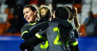 Sieviešu futbola pirmajā Superkausa izcīņā līksmo "Riga FC Women"