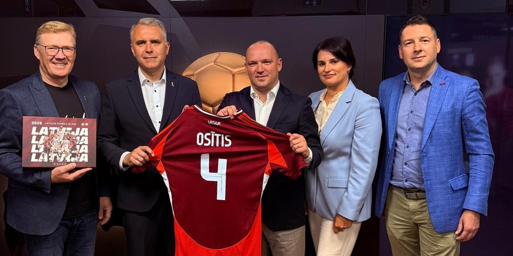 V. Ļašenko un A. Osītis pārrunā futbola infrastruktūras attīstības jautājumus Mārupes novadā