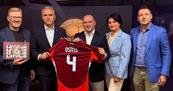 V. Ļašenko un A. Osītis pārrunā futbola infrastruktūras attīstības jautājumus Mārupes novadā