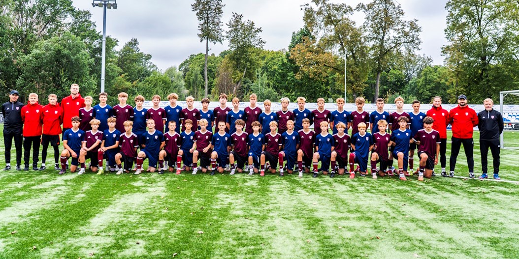 Kupls dalībnieku pulks Futbola akadēmijas nacionālajā nometnē