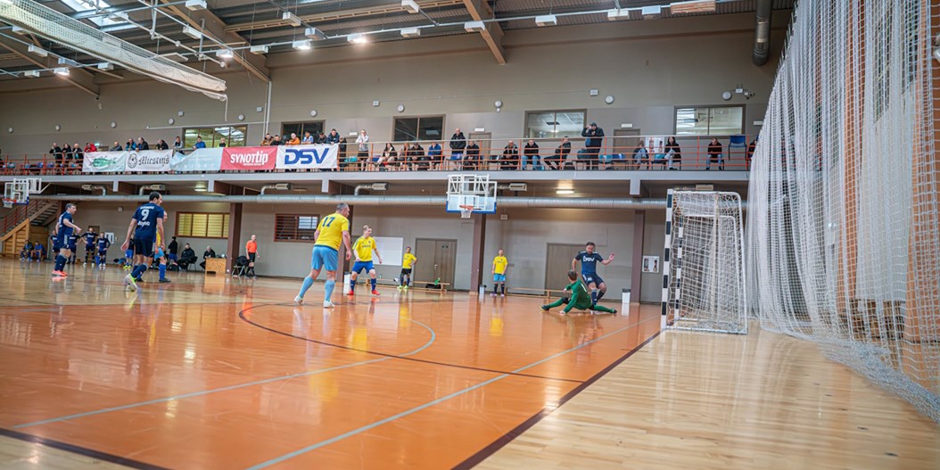 Startējis Latvijas veterānu čempionāts telpu futbolā