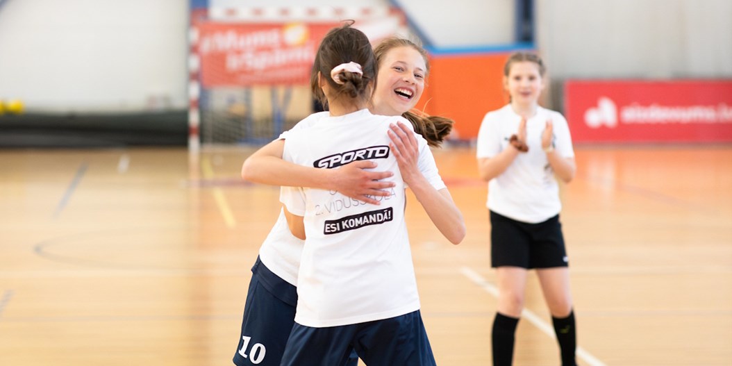 "Meiteņu futbols atgriežas skolās" pasākumi arī gada izskaņā