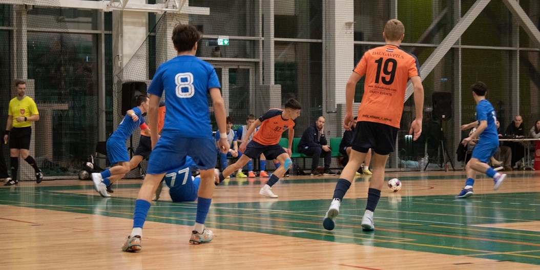 Jaunatnes telpu futbola čempionāts turpinās pulcēt trīs vecuma grupu komandas