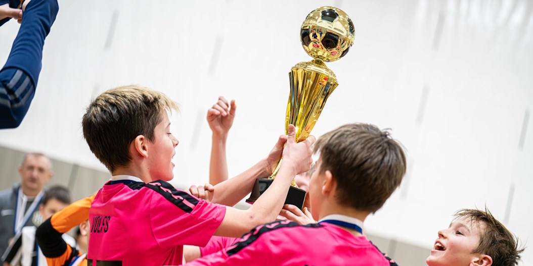 Ar kuplu dalībnieku skaitu aizvadīts "LNK Industries" telpu futbola kauss jauniešiem