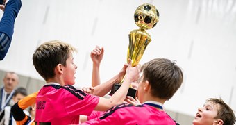 Ar kuplu dalībnieku skaitu aizvadīts "LNK Industries" telpu futbola kauss jauniešiem