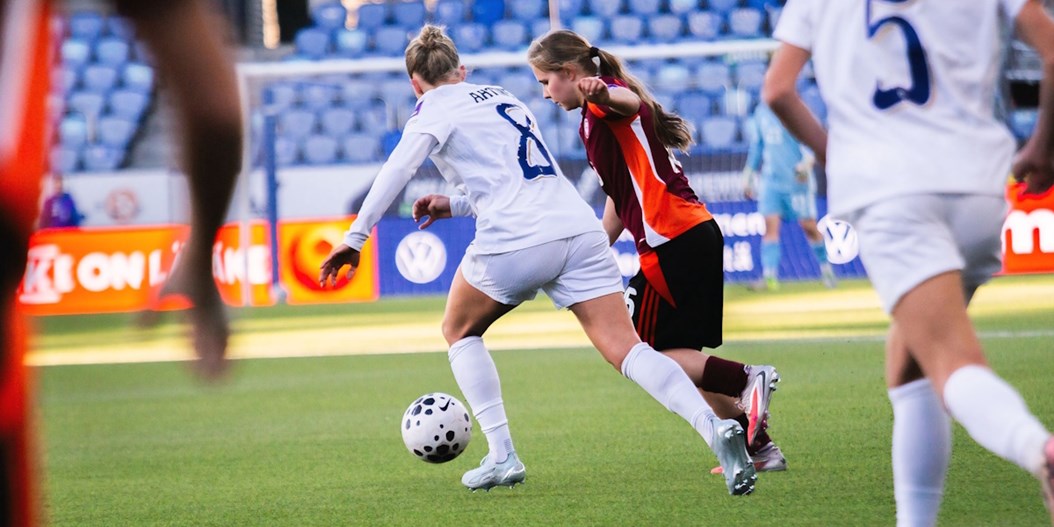 Latvijas izlase pretojas pārspēkam un gūst skaistus vārtus