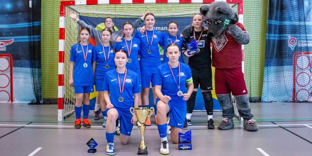 Rīgas Futbola skola nosargā meiteņu telpu futbola čempionāta U-14 titulu