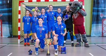 Rīgas Futbola skola nosargā meiteņu telpu futbola čempionāta U-14 titulu