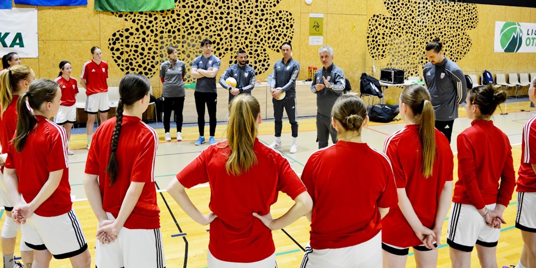 Telpu futbolistes pirmajā spēlē piekāpjas pārspēkam