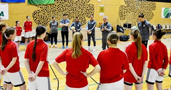 Telpu futbolistes pirmajā spēlē piekāpjas pārspēkam