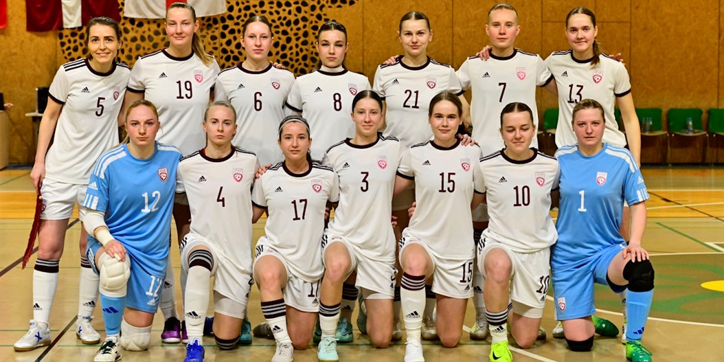 Telpu futbolistes pirmajā spēlē piekāpjas pārspēkam