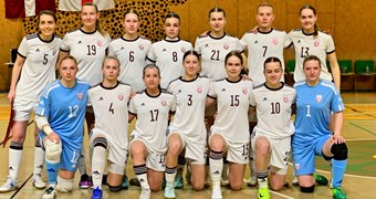 Telpu futbolistes pirmajā spēlē piekāpjas pārspēkam